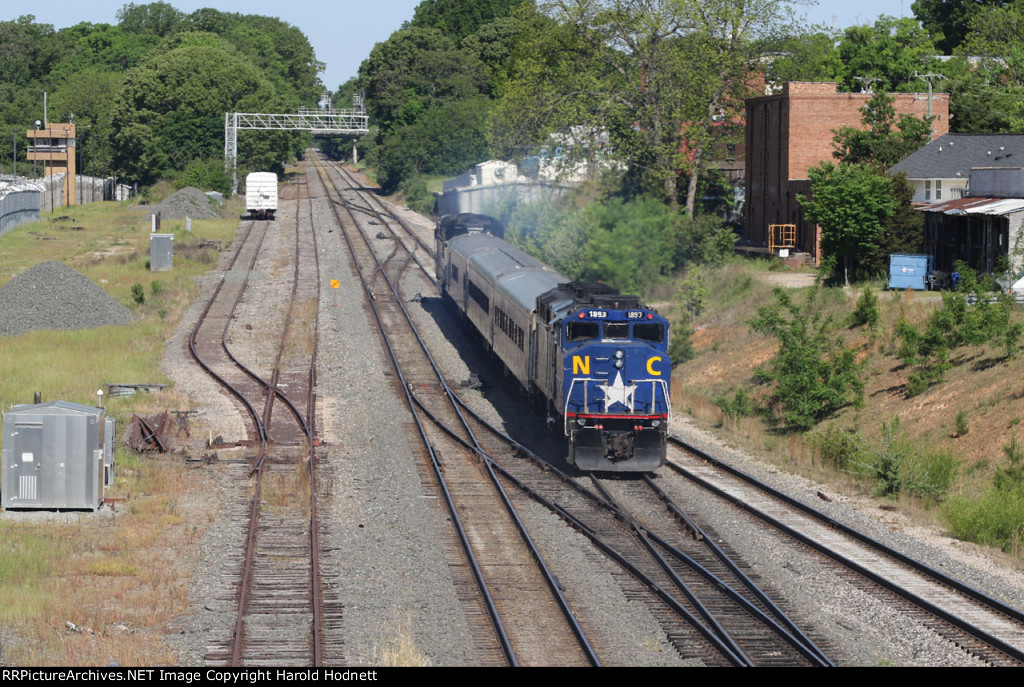 RNCX 1893 brings up the rear of train 75